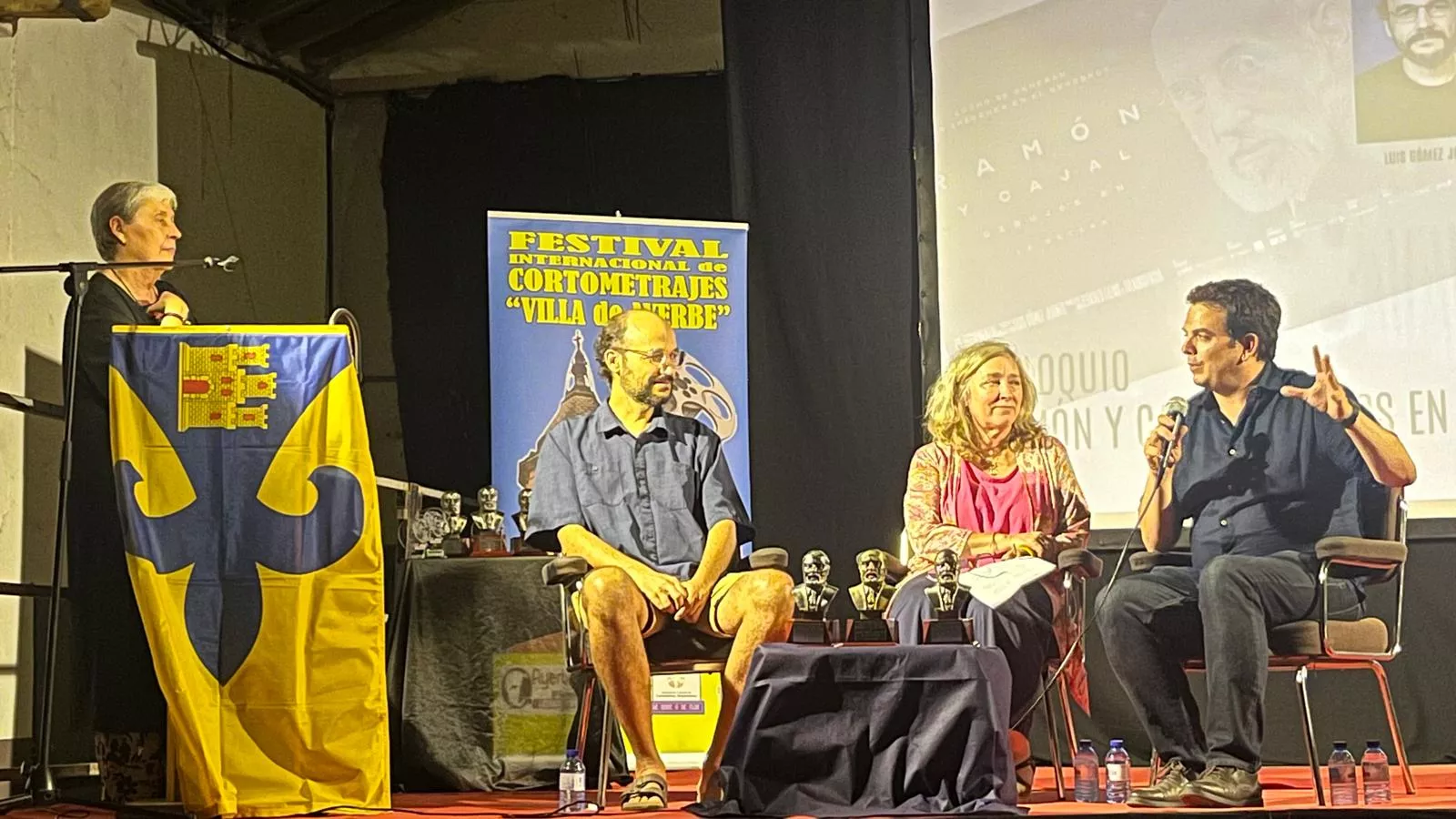 Proyección de 'Ramón y Cajal: dibujos en la retina' y coloquio en el Festival de Cortometrajes de Ayerbe. Foto Mercedes Manterola