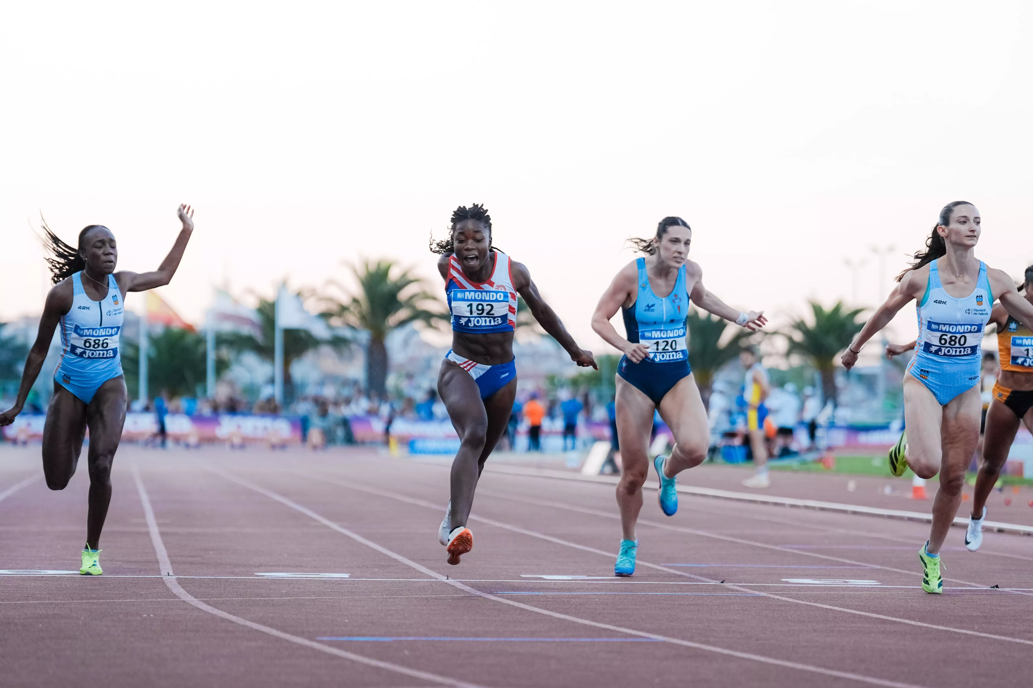 Elena Guiu, a la derecha, en la llegada de la final de 100 lisos.