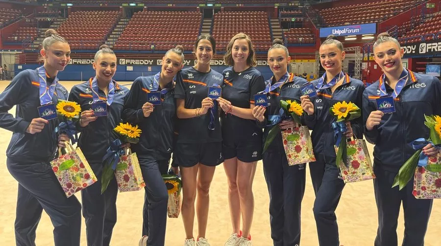 El conjunto español con su medalla de bronce en Milán. Foto RFEG