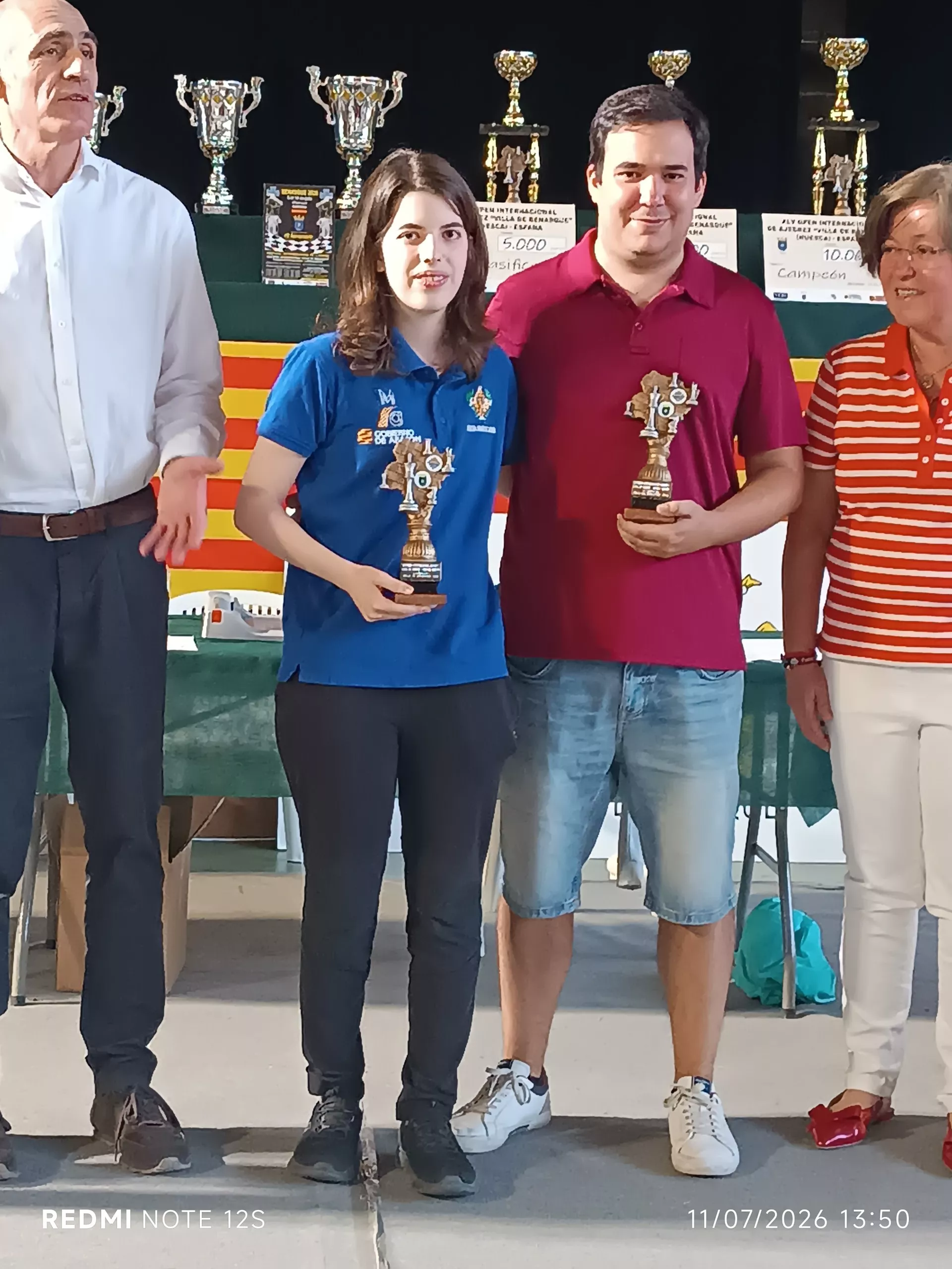 La pareja campeona de España con su trofeo.