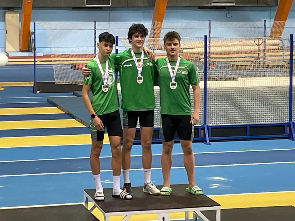 Imágenes del Campeonato de Aragón Sub-18 de pista cubierta. Samuel Sopena, Jorge Tierz y Lucas Badía, oro, plata y bronce en longitud