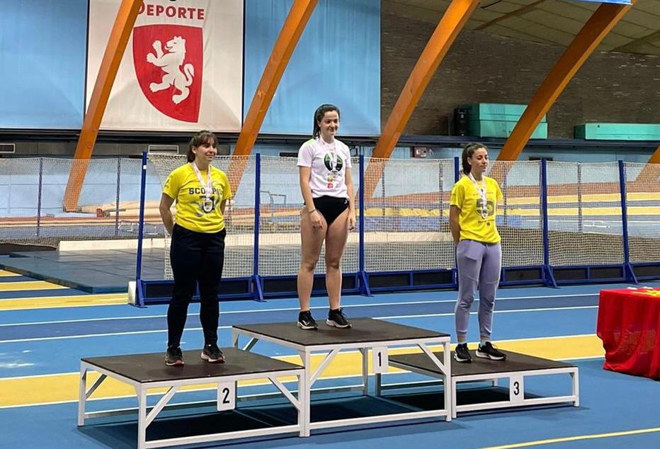 Imágenes del Campeonato de Aragón Sub-18 de pista cubierta. Alba Marín, oro en peso