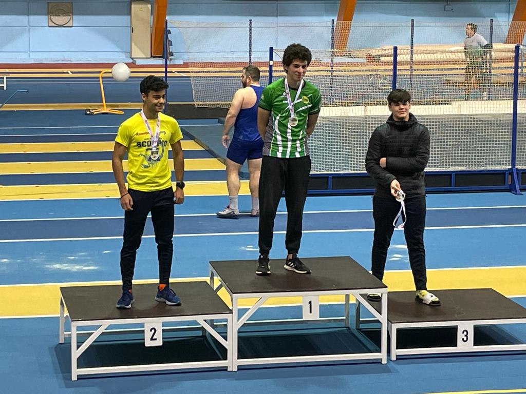 Imágenes del Campeonato de Aragón Sub-18 de pista cubierta. Amets Mora, oro en pértiga