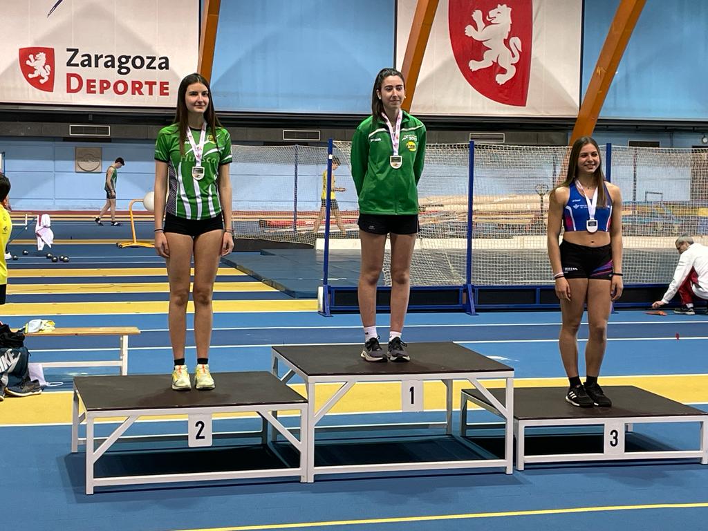 Imágenes del Campeonato de Aragón Sub-18 de pista cubierta. Lucia Azon oro y Lucia Usieto plata en pértiga