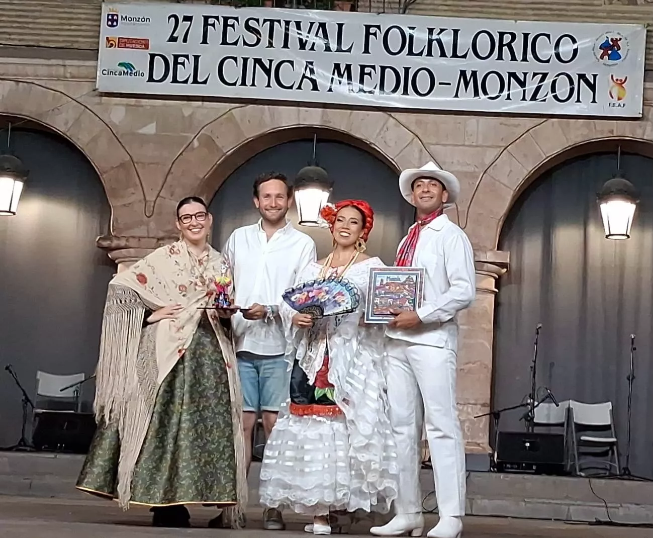 Monzón cierra el XXVII Festival Folklórico del Cinca Medio con un recorrido por la música y la danza de México.