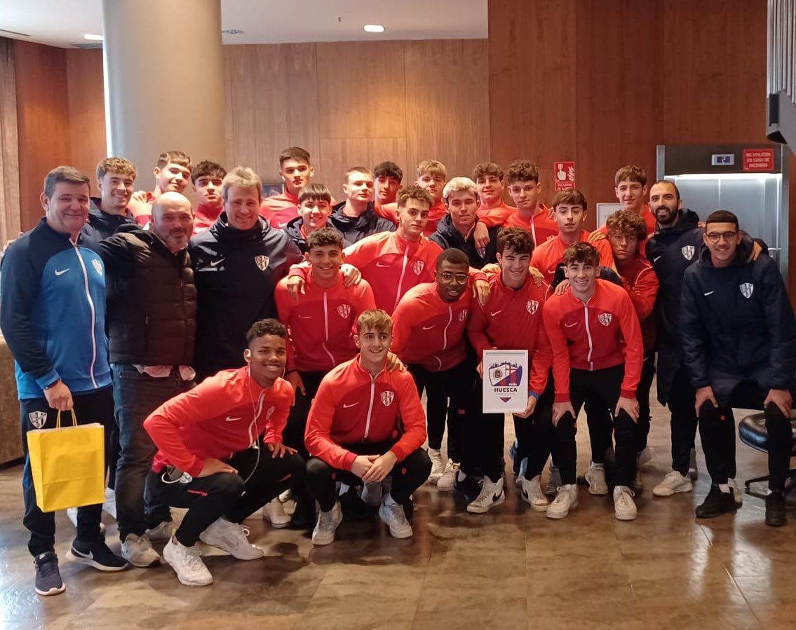 La plantilla del División de Honor Juvenil recibe la visita de la Peña Huesca Barcelona. Foto: Fundación Alcoraz