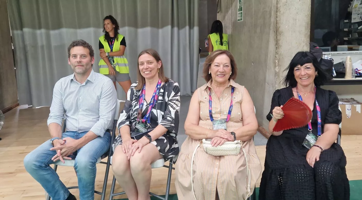 Jesús Carballo y Mafer Lardiés con las autoridades