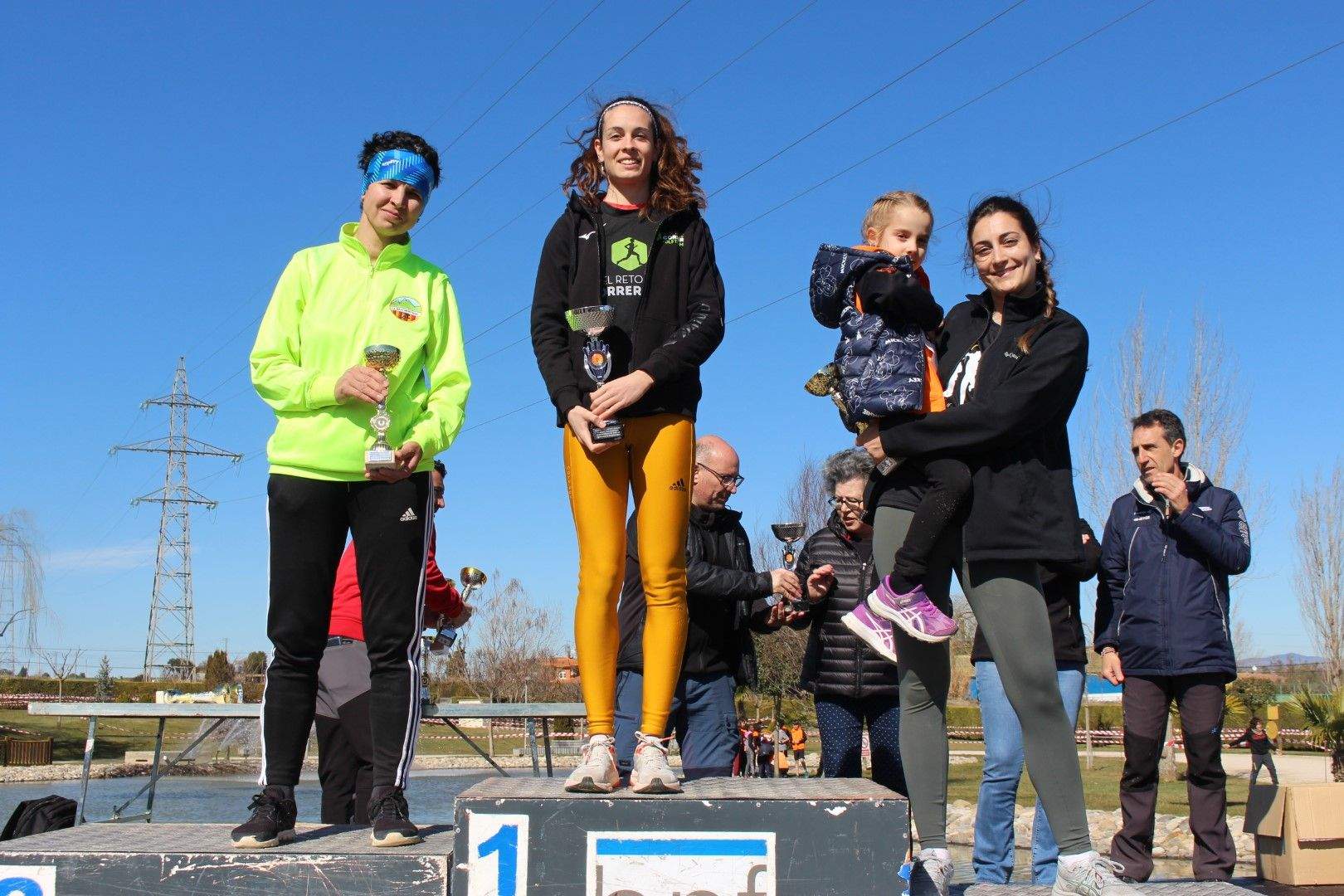 Imágenes del Cross de Binéfar. Podio absoluta femenina