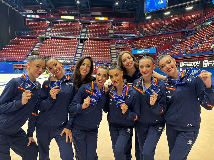 Inés Bergua y sus compañeras con la medalla de oro en 5 pelotas.