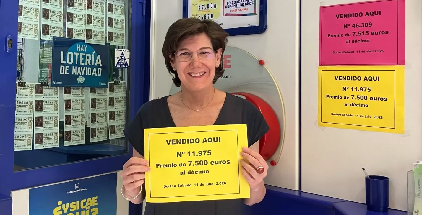 Nieves Navarro muestra el número premiado.