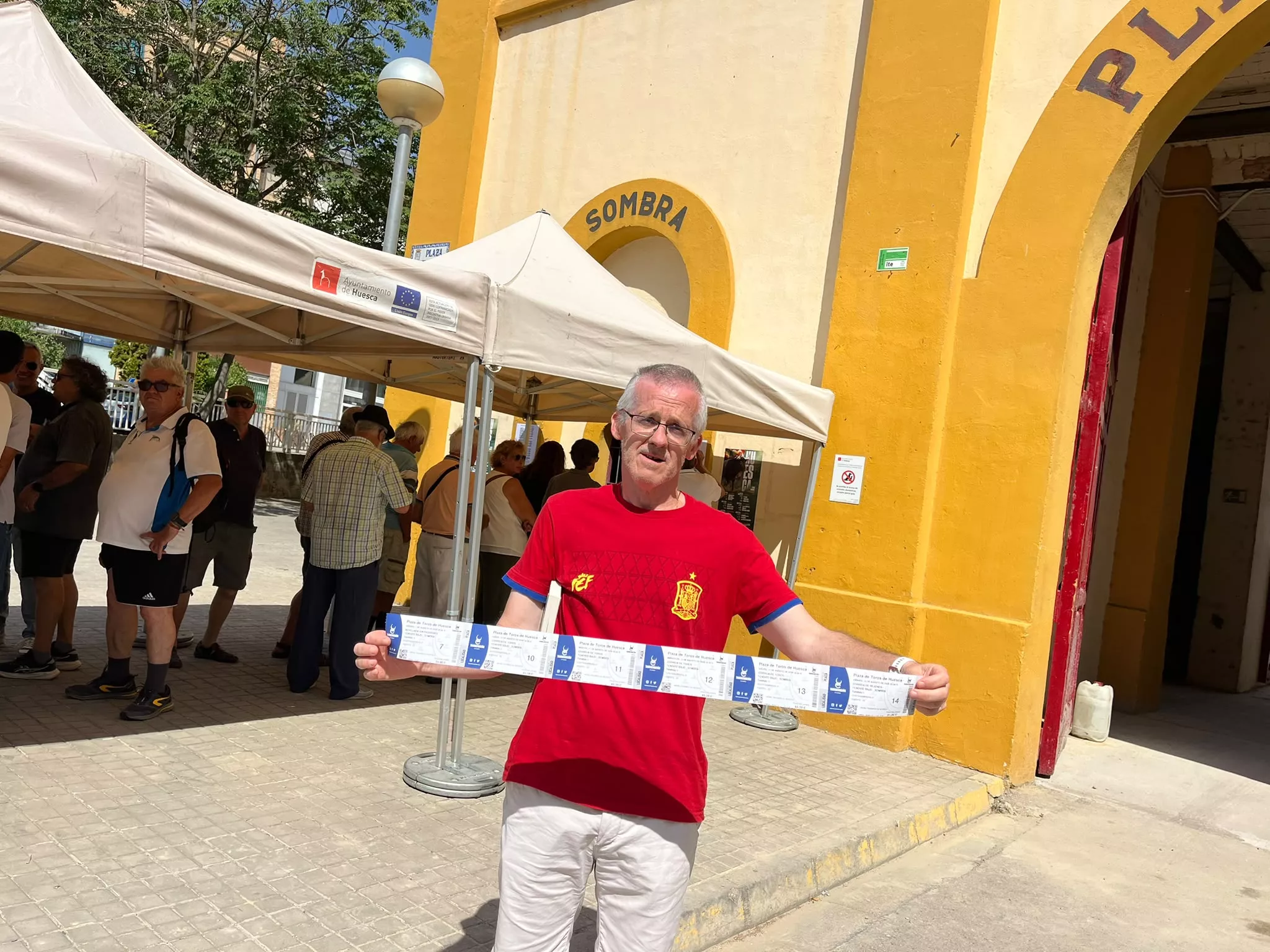 Un aficionado, este lunes, con su abono para la próxima Feria Taurina de Huesca. Foto: Adri Mora