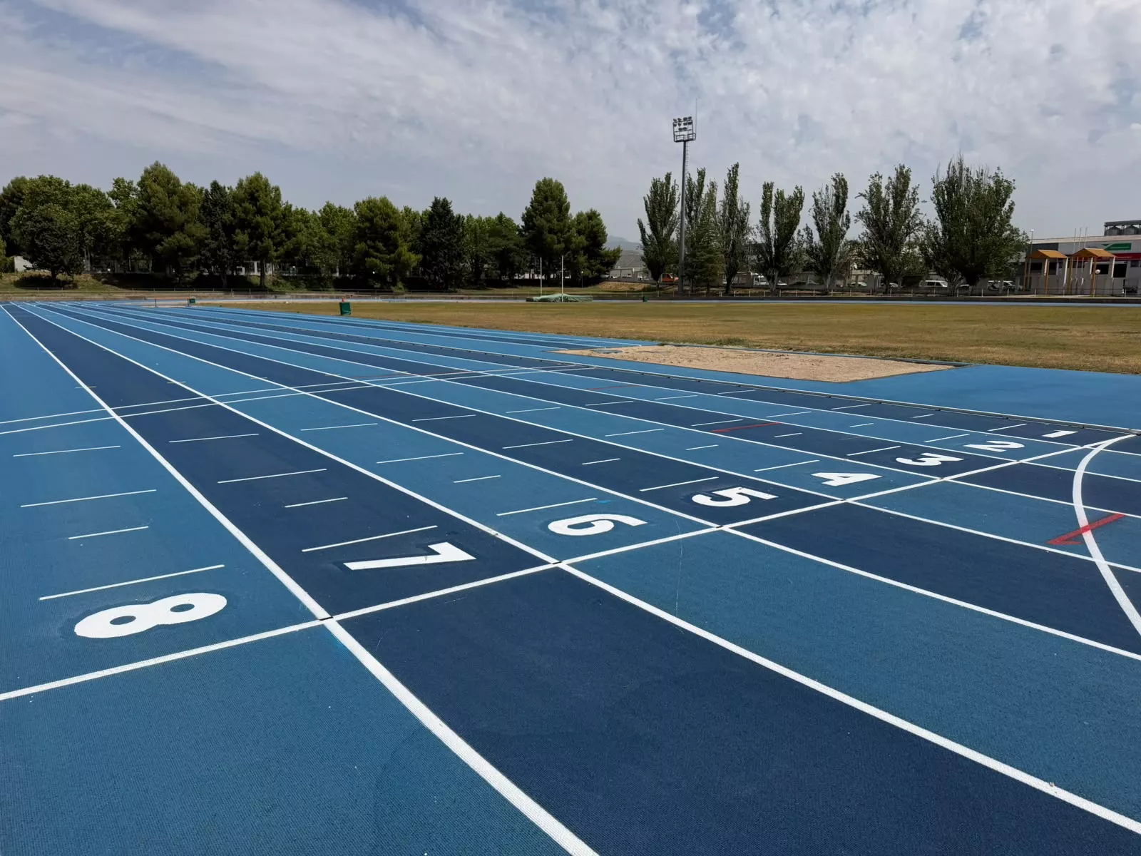 Renovado el marcaje de las pistas de atletismo de la Ciudad Deportiva José María Escriche