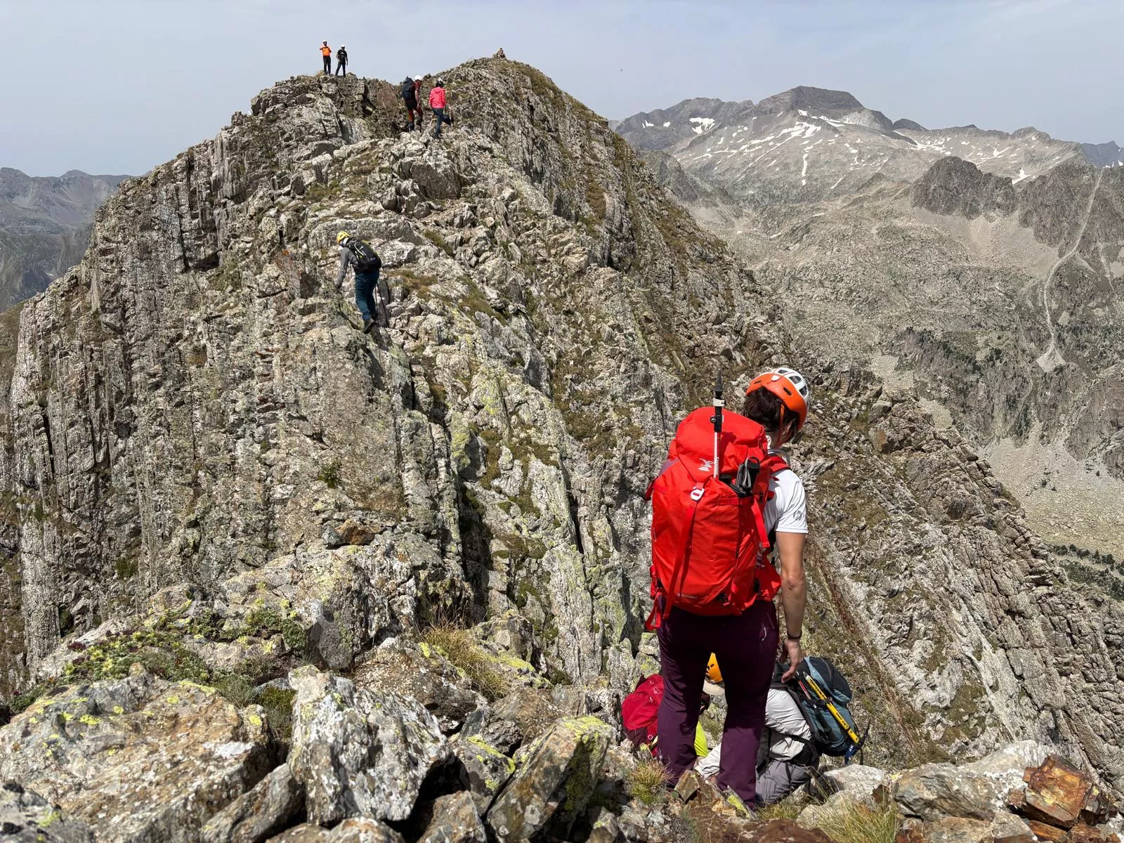 Último tramo de la cresta con la cima de la Tuca d'Ixeia al fondo
