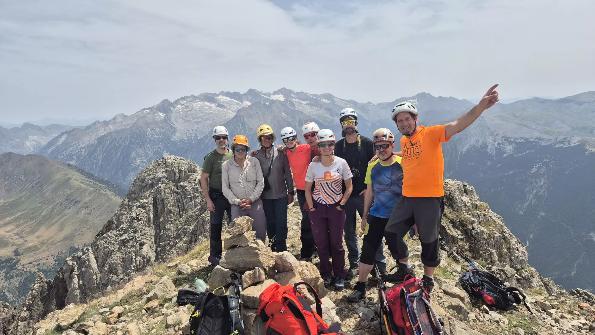 Cima de la Tuca d'Ixeia con las Maladetas de fondo