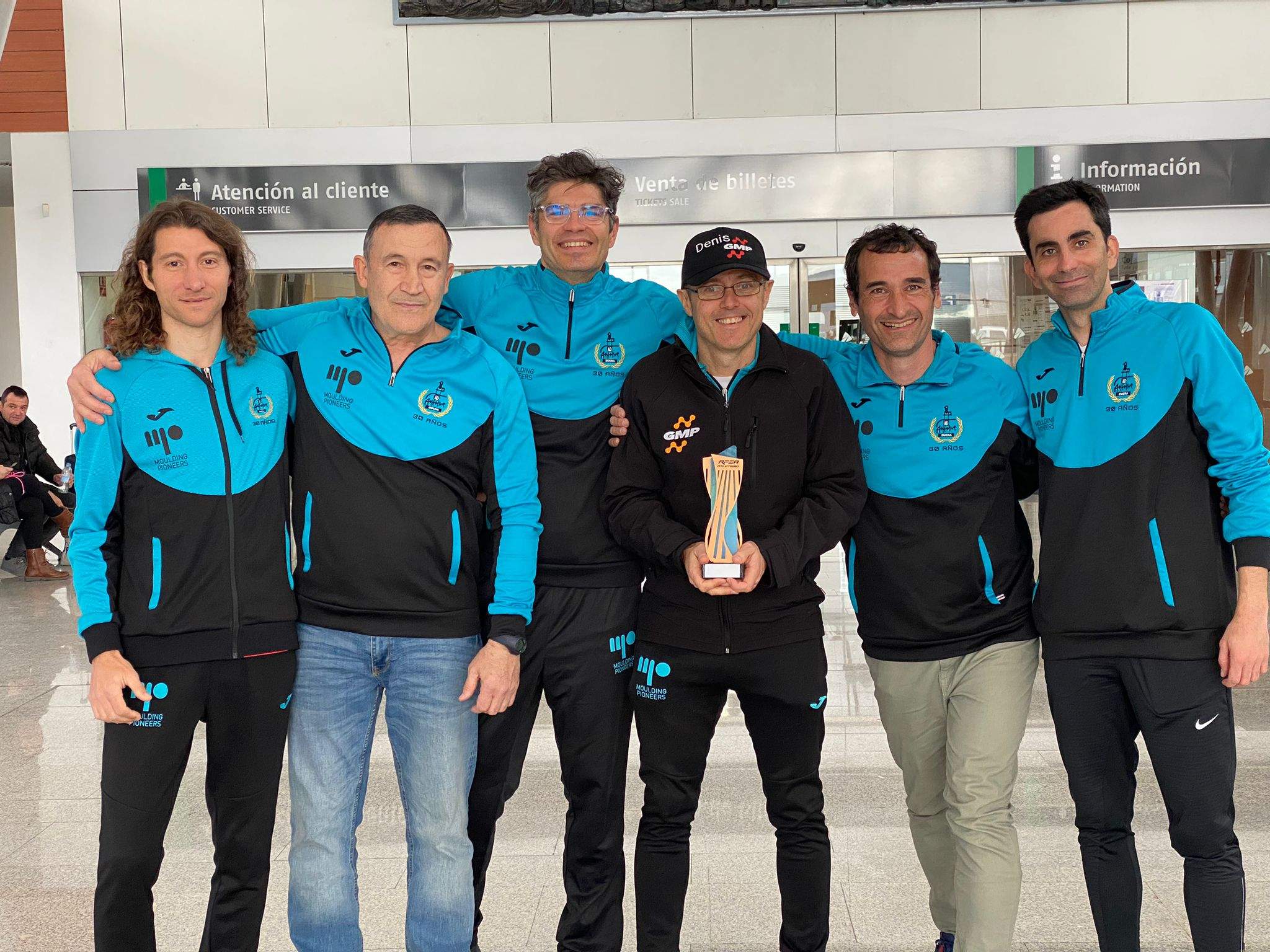 Imágenes del Campeonato de España Master de Clubes. Dani Martí (primero a la derecha y Javier Portolés a su lado, de regreso del Master de Clubes