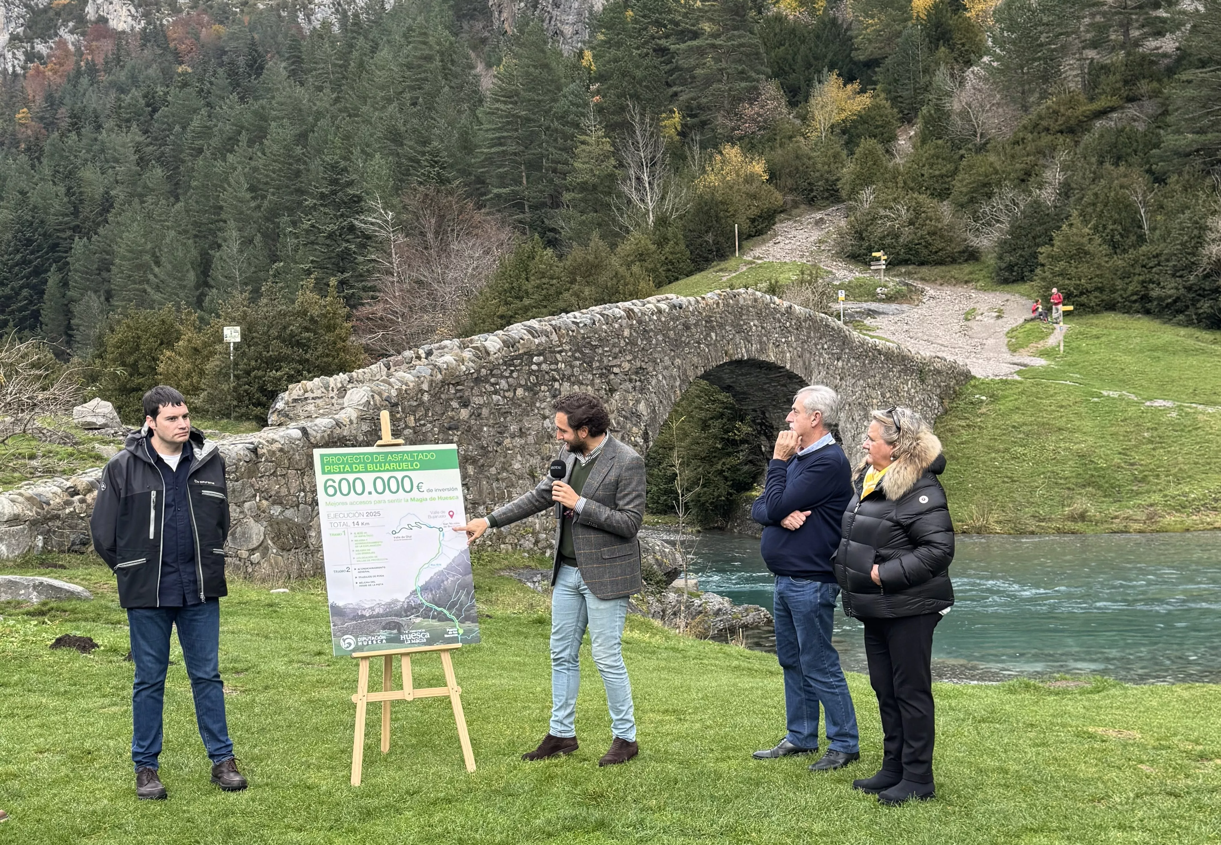Claver y Bescós, junto a los alcaldes de Torla y Broto, ha anunciado la licitación de la pista de Bujaruelo.