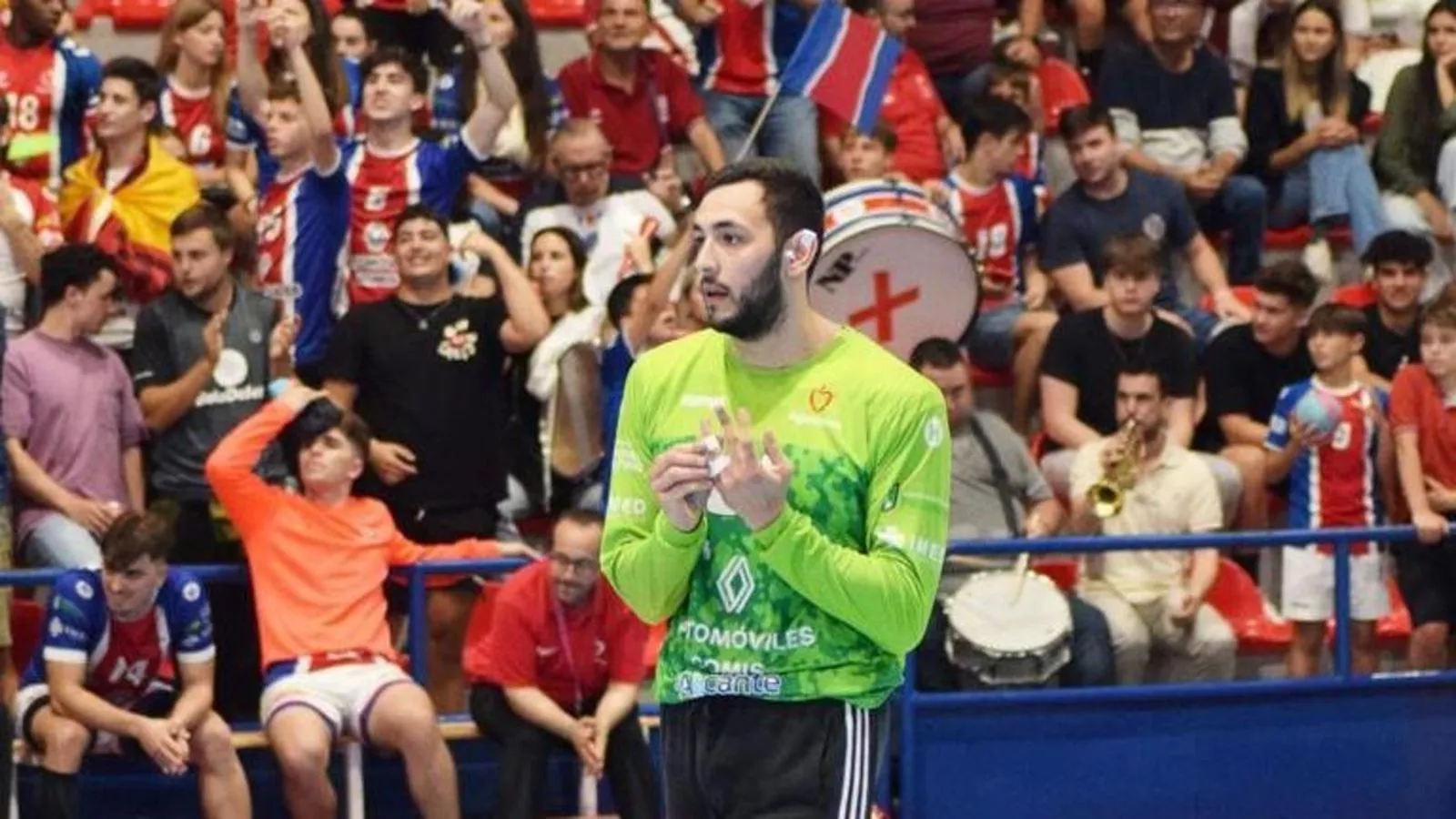 Tomás Mendieta cierra la portería de Bada Huesca