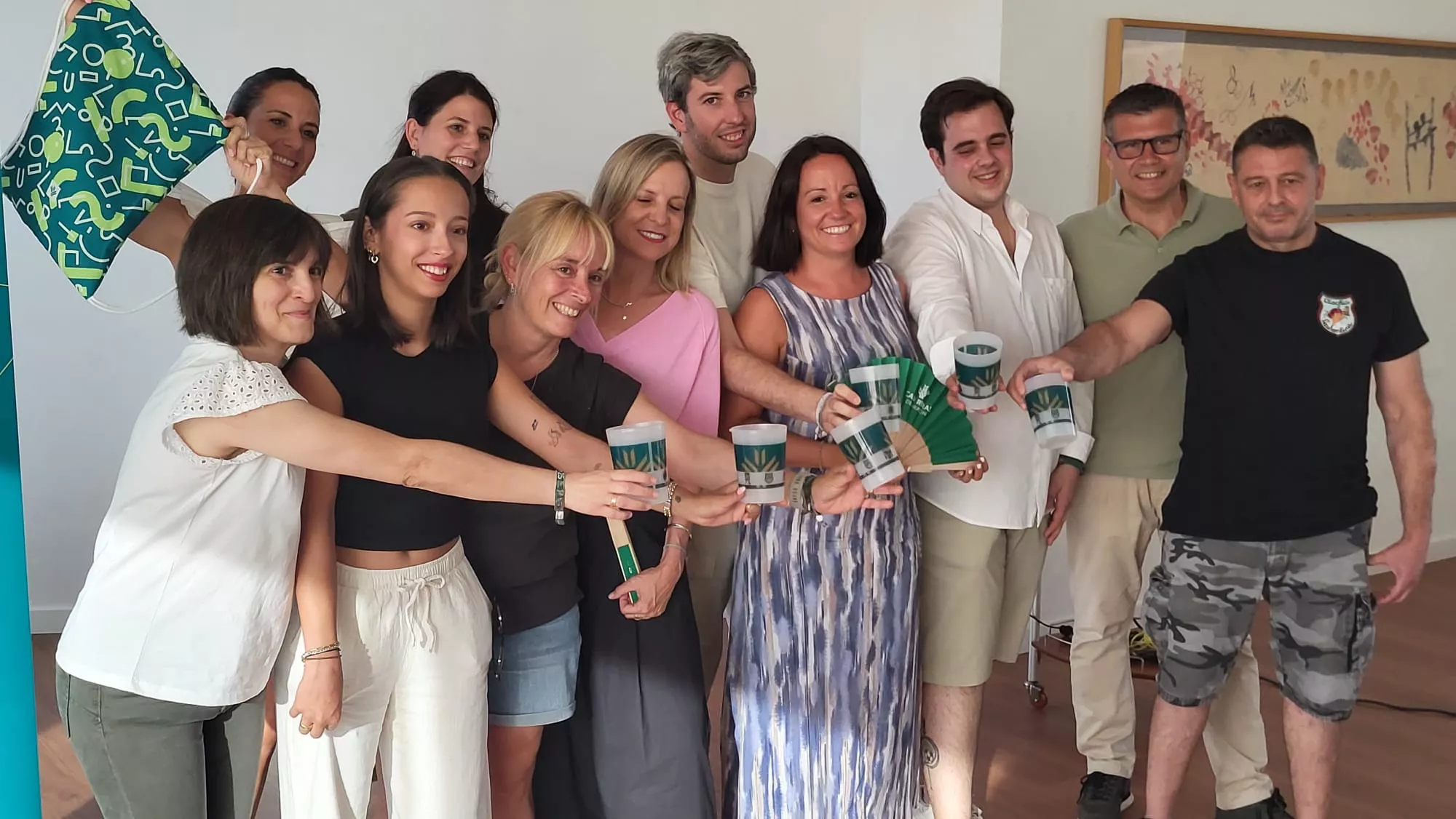 Nuria Mur y rpresentantes de Caja Rural y las Peñas