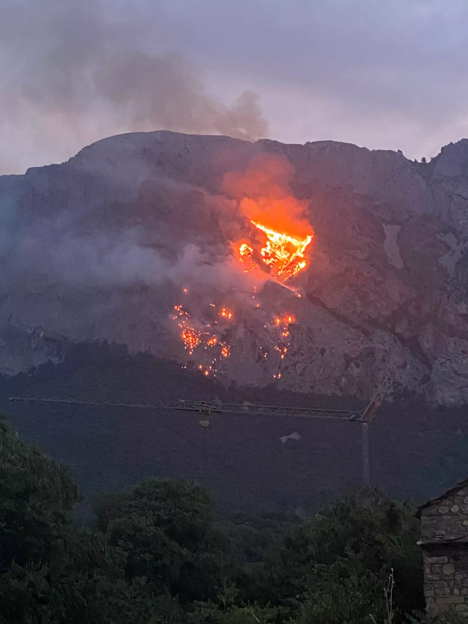 Peña Montañesa con el fuego desatado por un rayo.