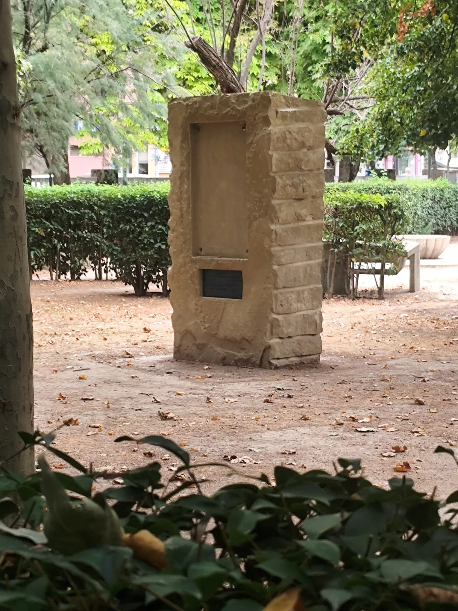 Roban la escultura de George Orwell del parque Miguel Servet de Huesca.
