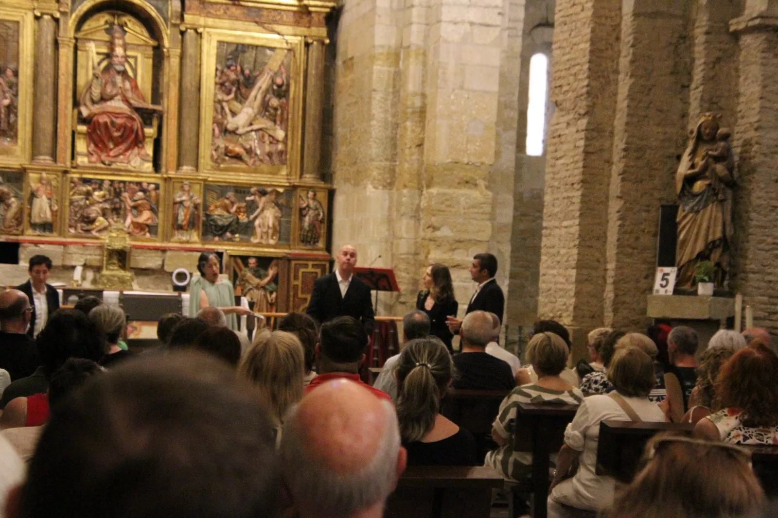 Deleites Diversos interpretando 'El gran teatro del mundo' en San Pedro el Viejo. Foto Carlos Neofato