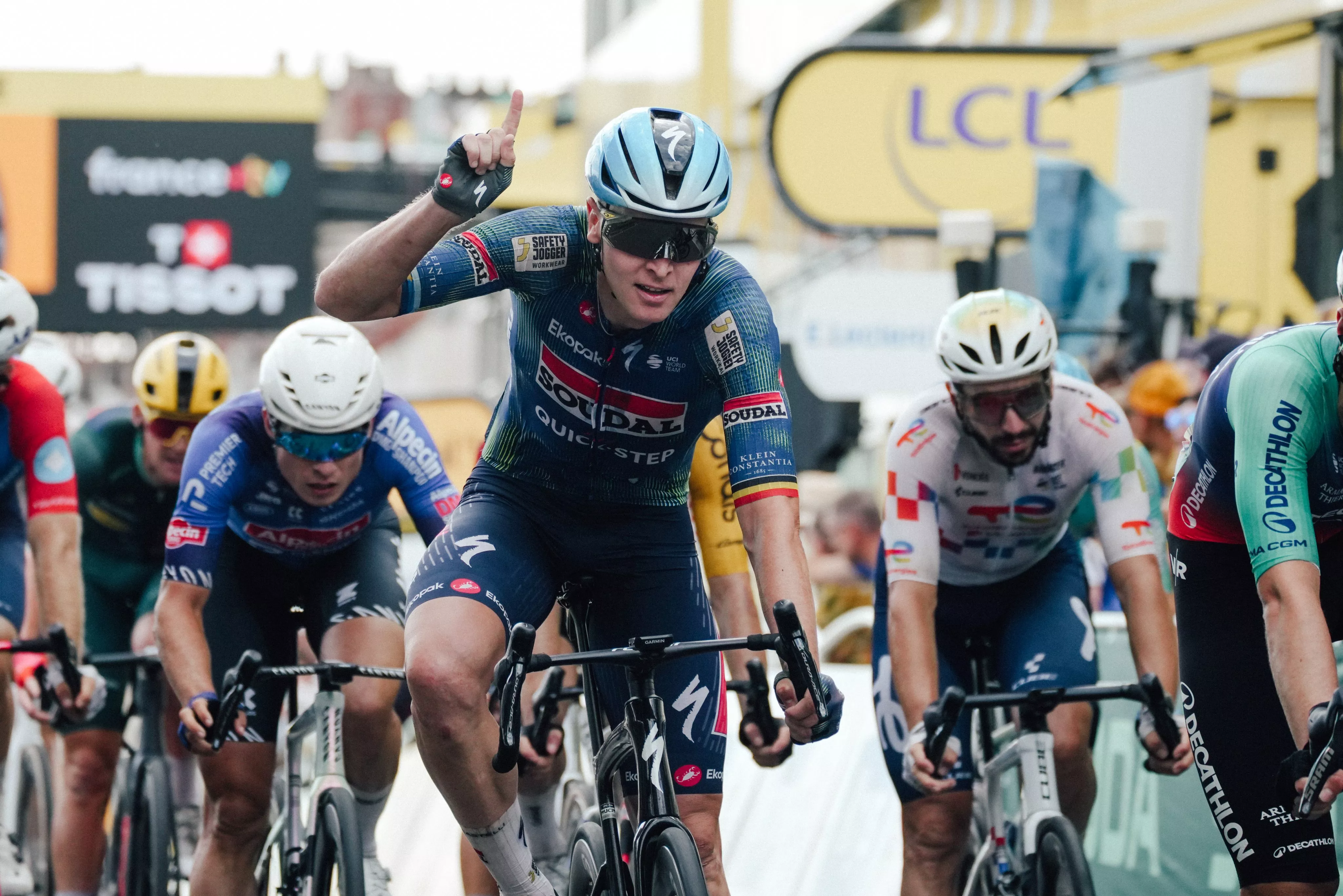 Merlier alza el brazo tras lograr la victoria en el Tour este jueves. Foto: X @LeTour