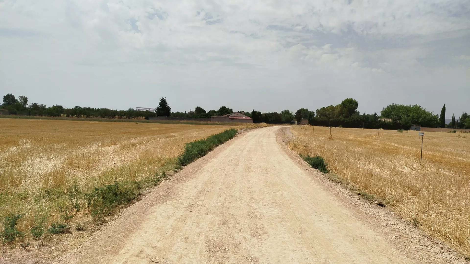 El Ayuntamiento renueva el Camino La Paúl para mejorar el acceso a las fincas de Banariés.