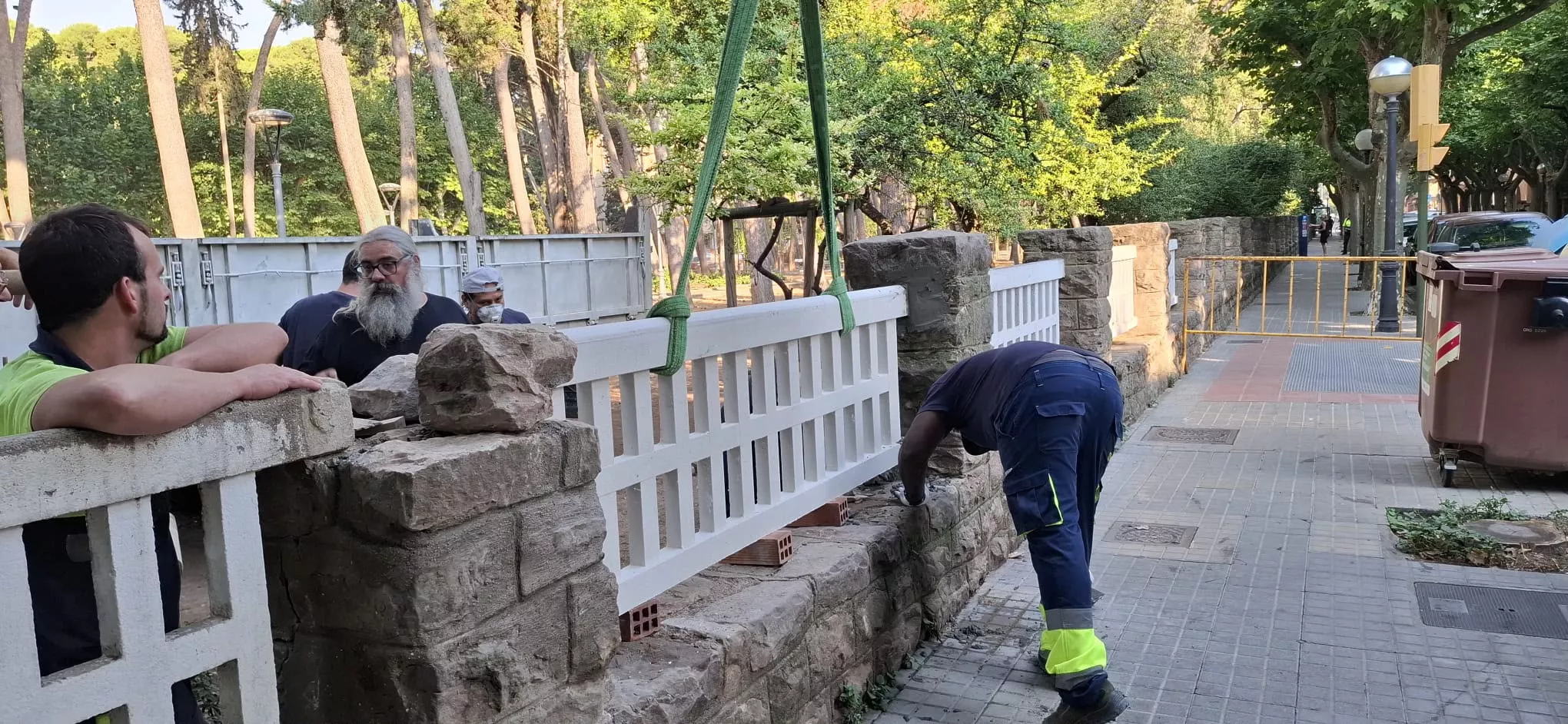 Reparado el tramo de la valla del parque Miguel Servet dañado por el viento.