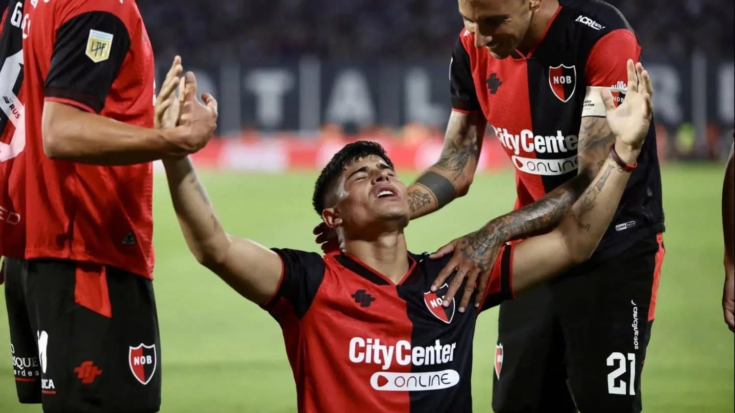 Agustín Juárez celebra un gol con Newell's. Foto: X @Newells