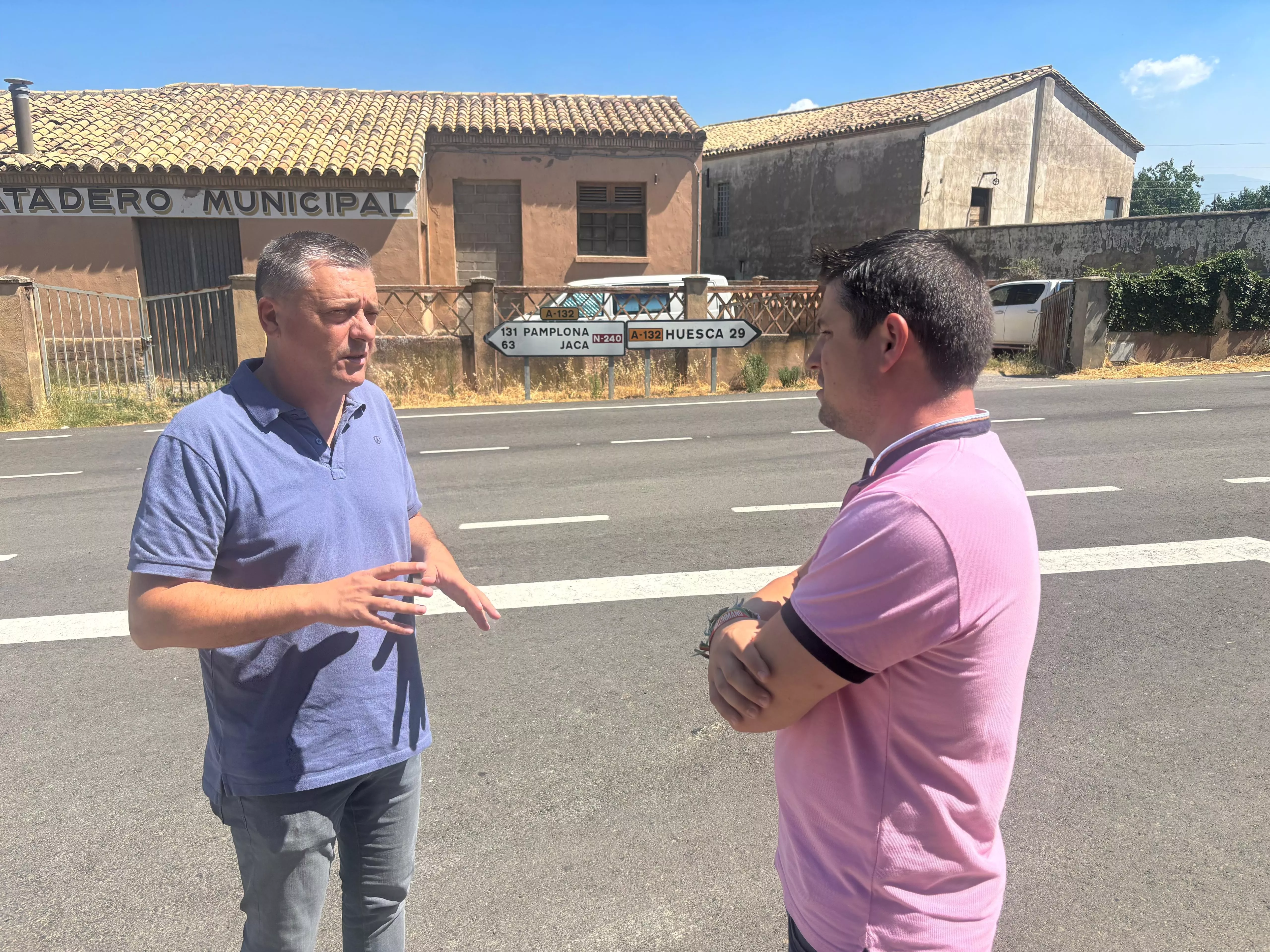 Fernando Sabés y Antonio Biescas en Ayerbe han criticado el cierre de la A-132 en pleno verano.
