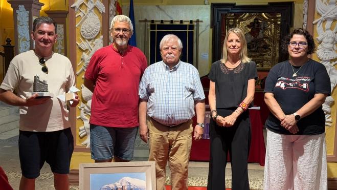 Respomsables de los grupos participantes con la concejala Nuria Mur. Respomsables de los grupos participantes con la concejala Nuria Mur.