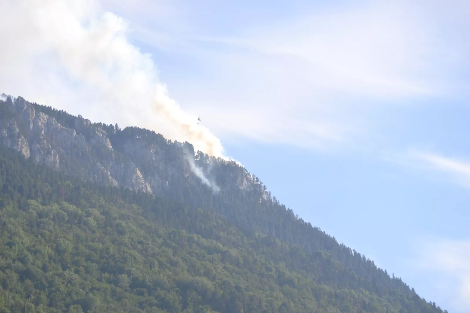 Helicóptero trabajando esta tarde en el incendio de Plan.