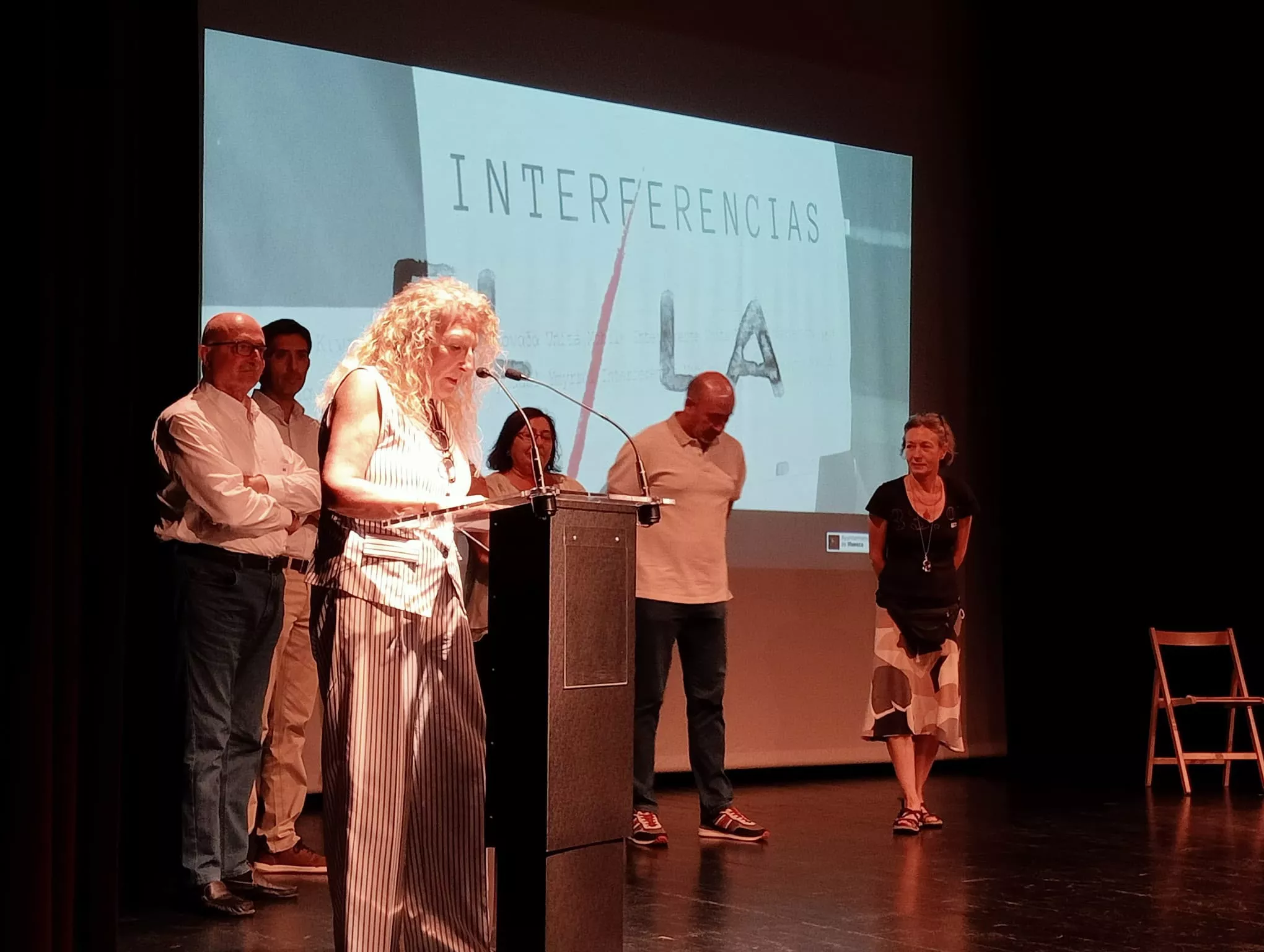 Susana Oliván, en primer término, presentando el proyecto artístico Interferencias.