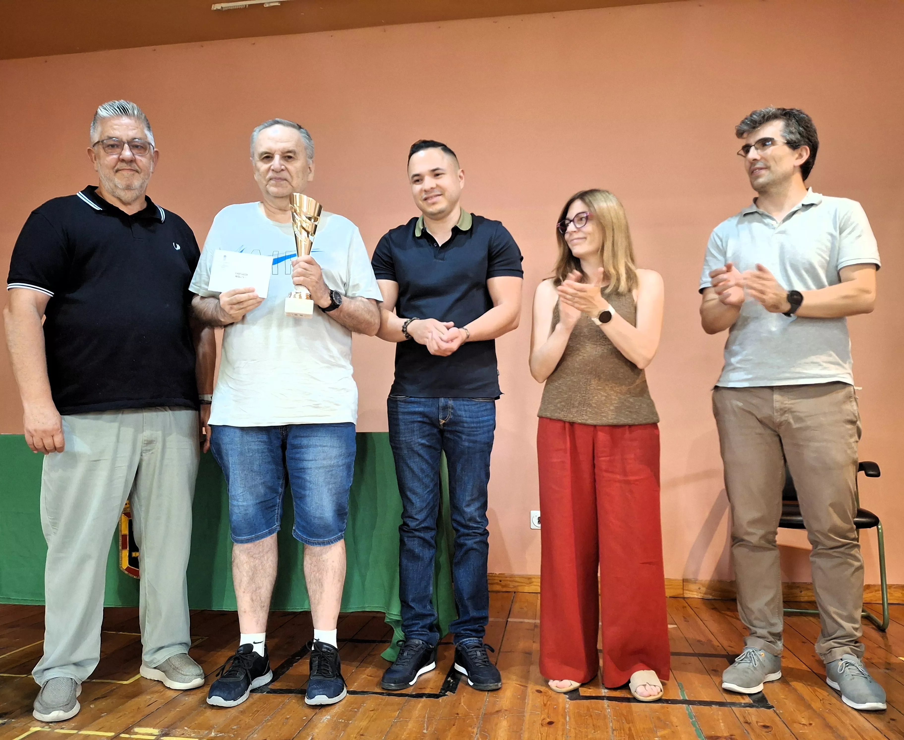 Roberto Cifuentes, con el trofeo.