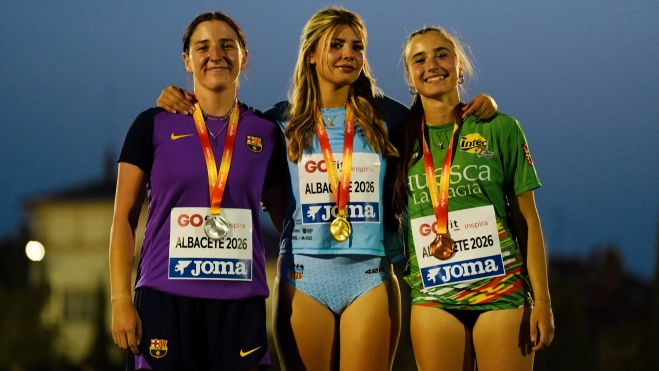 María Laguarta, a la derecha, en el podio María Laguarta, a la derecha, en el podio