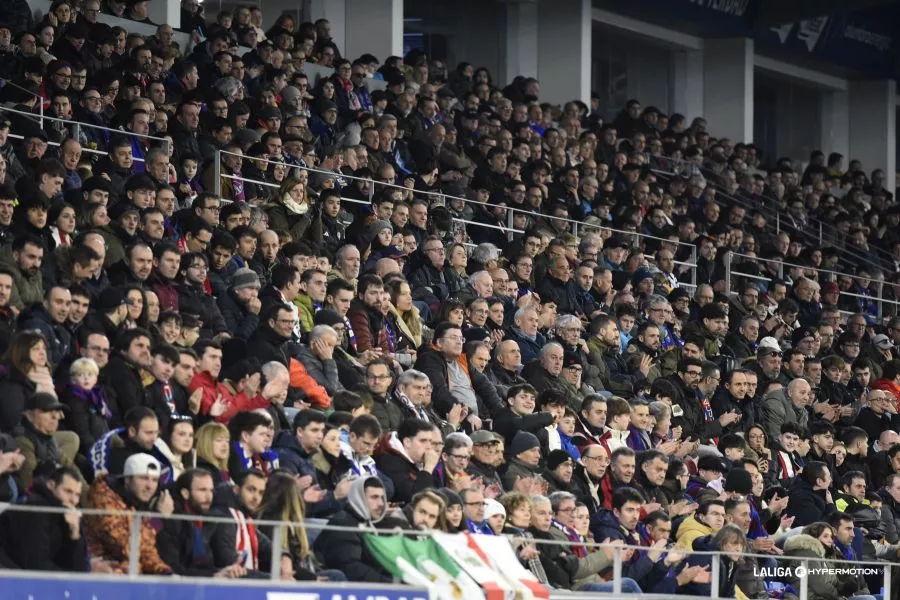 Mur Jr. y Guzmán el Bueno. Afición de la Sociedad Deportiva Huesca
