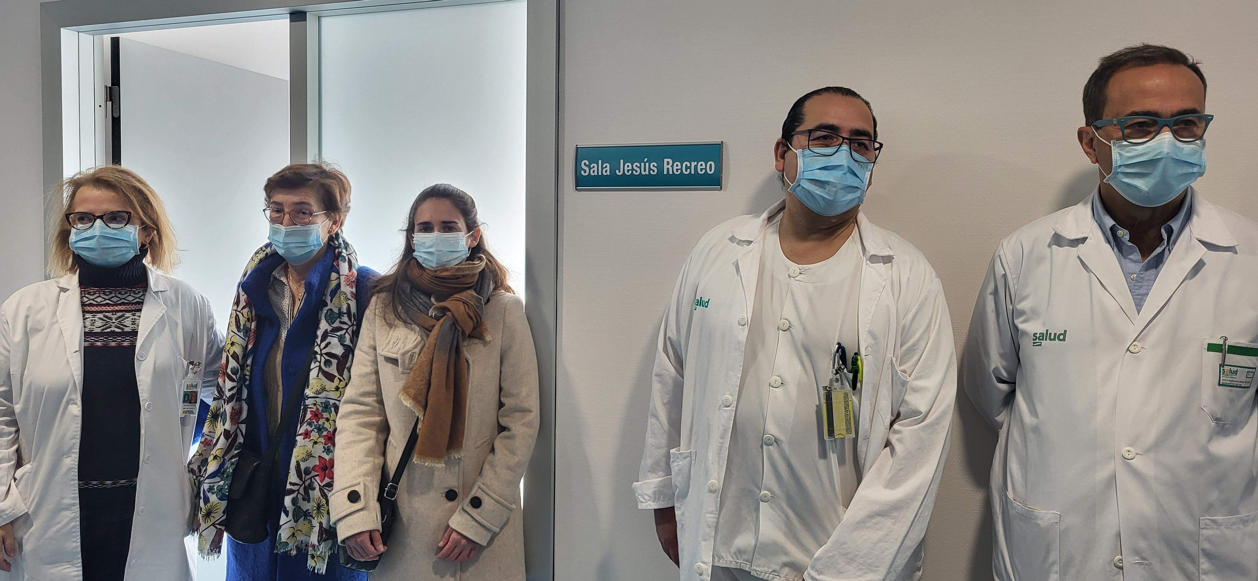 Su mujer, su hija y responsables del Hospital, junto a la sala que lleva el nombre de Jesús Recreo. Foto Myriam Martínez