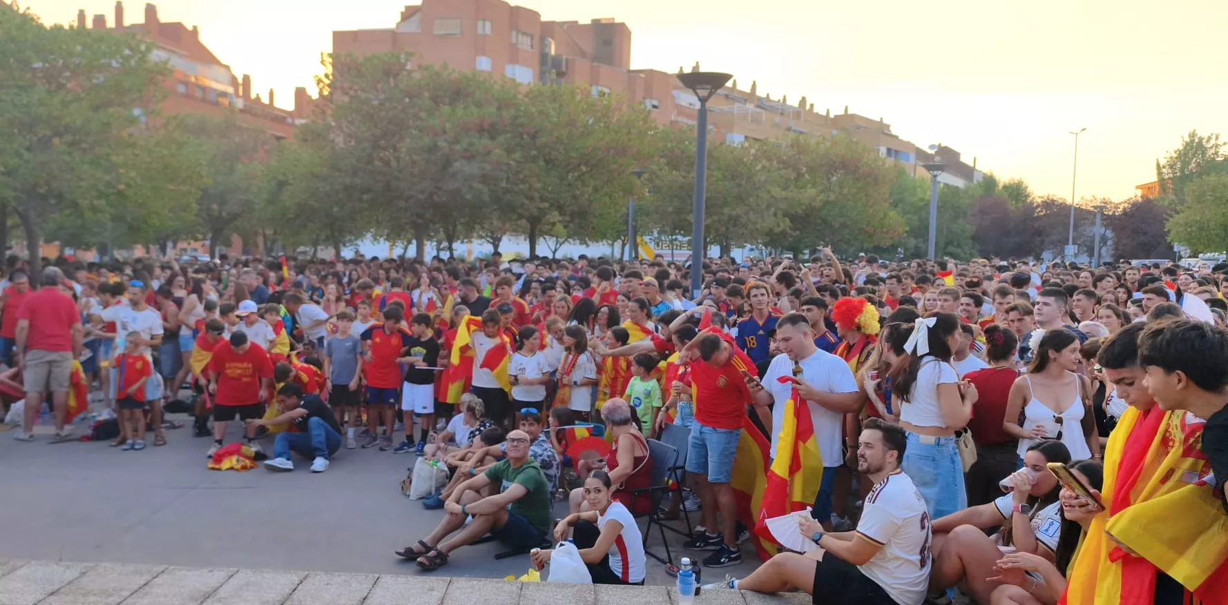Tremendo ambiente en el exterior del Palacio de Congresos de Huesca