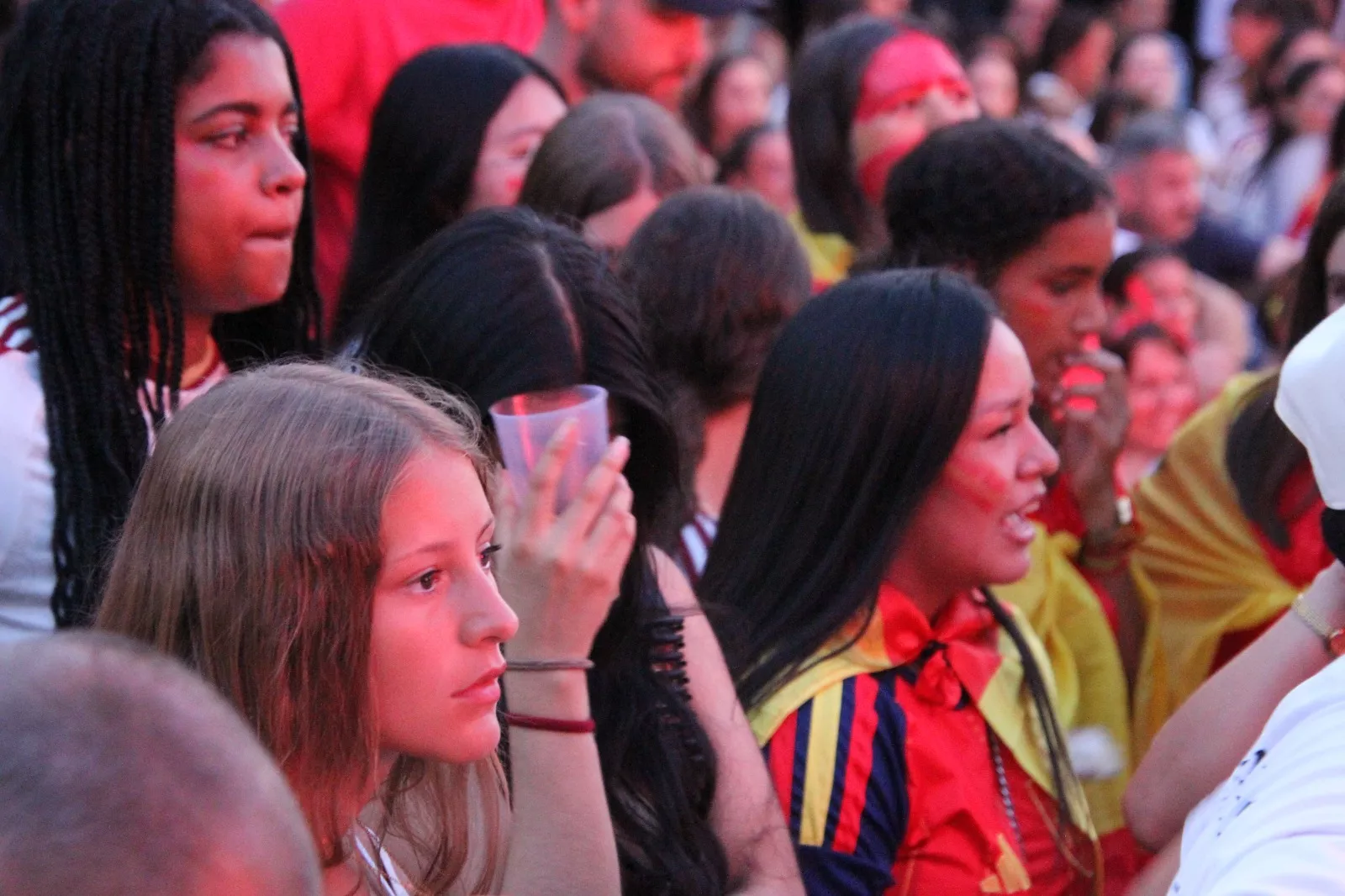 Oscenses animando a la Selección Española en la final del Mundial de Fútbol 2026. Foto Carlos Neofato