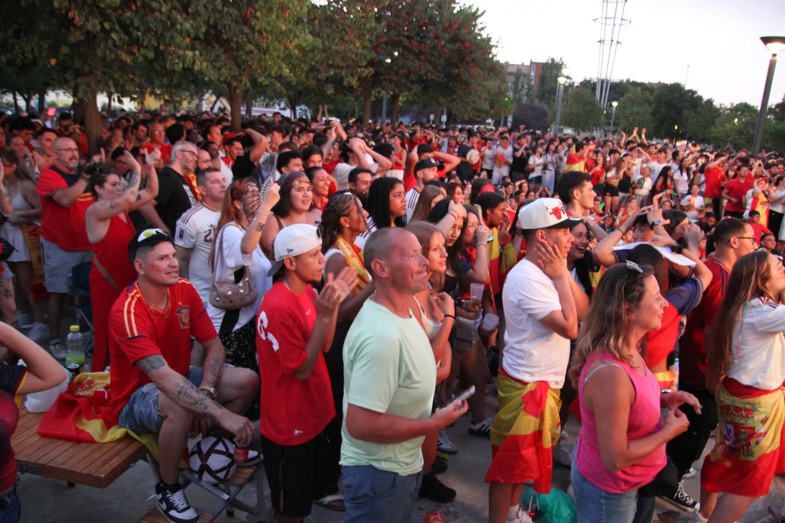 Oscenses animando a la Selección Española en la final del Mundial de Fútbol 2026. Foto Carlos Neofato