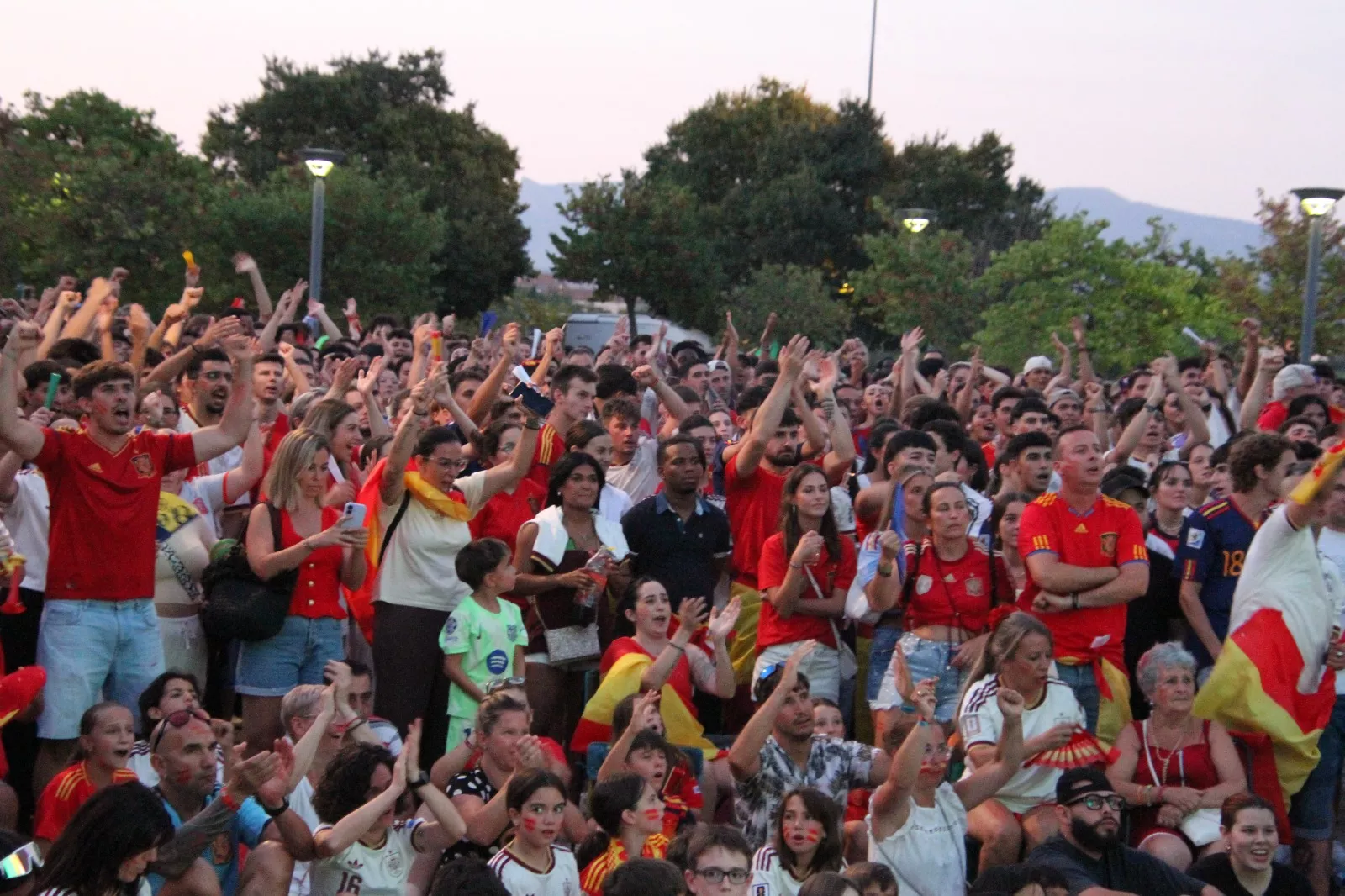 Oscenses animando a la Selección Española en la final del Mundial de Fútbol 2026. Foto Carlos Neofato