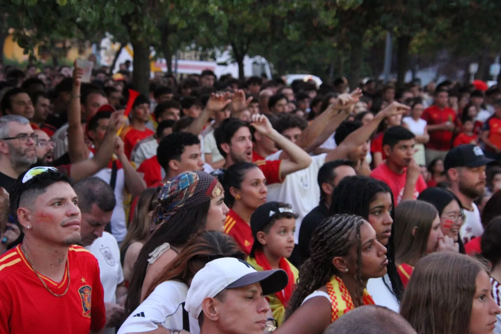 Oscenses animando a la Selección Española en la final del Mundial de Fútbol 2026. Foto Carlos Neofato