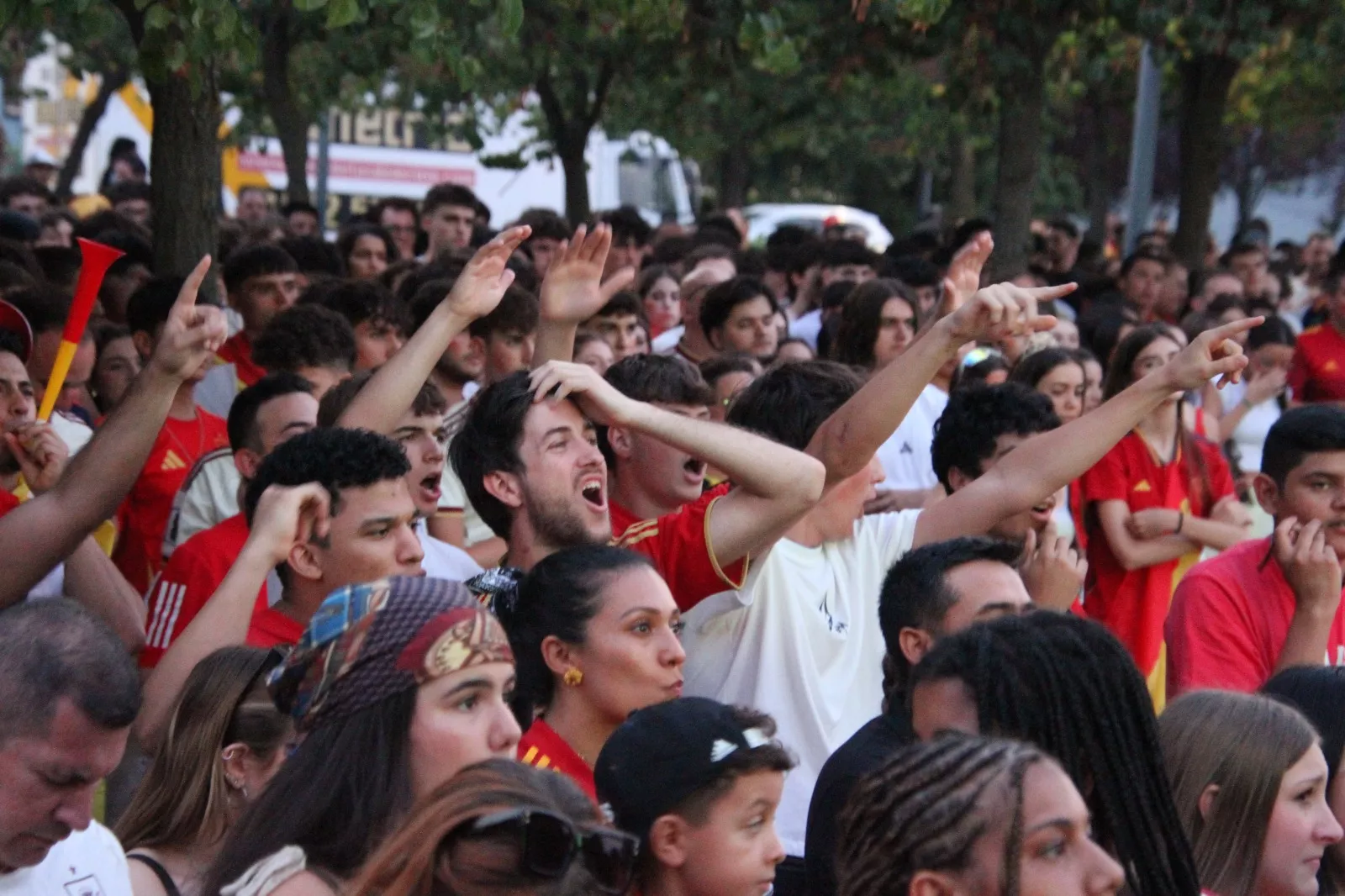 Oscenses animando a la Selección Española en la final del Mundial de Fútbol 2026. Foto Carlos Neofato