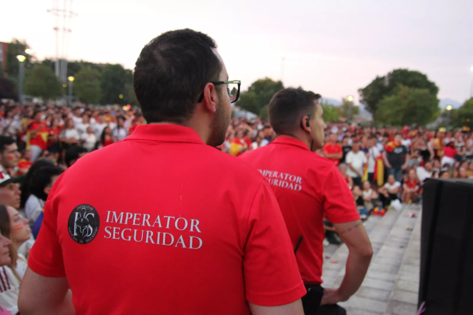 Oscenses animando a la Selección Española en la final del Mundial de Fútbol 2026. Foto Carlos Neofato
