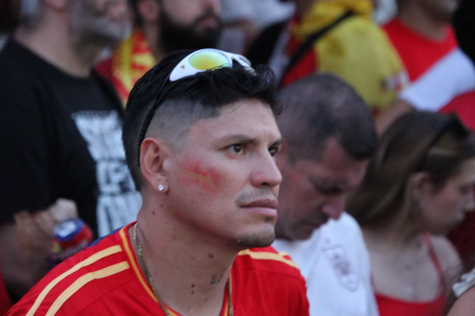 Oscenses animando a la Selección Española en la final del Mundial de Fútbol 2026. Foto Carlos Neofato