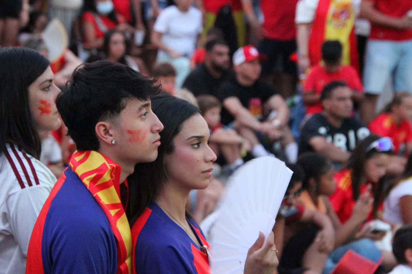 Oscenses animando a la Selección Española en la final del Mundial de Fútbol 2026. Foto Carlos Neofato