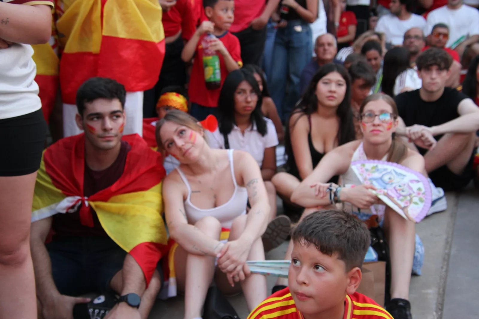 Oscenses animando a la Selección Española en la final del Mundial de Fútbol 2026. Foto Carlos Neofato