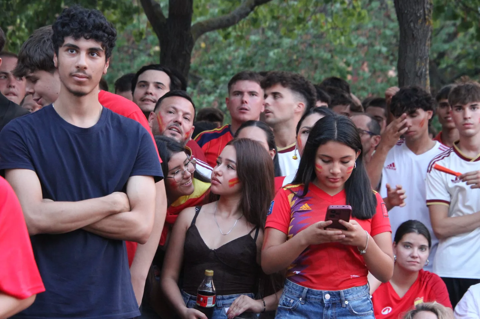 Oscenses animando a la Selección Española en la final del Mundial de Fútbol 2026. Foto Carlos Neofato