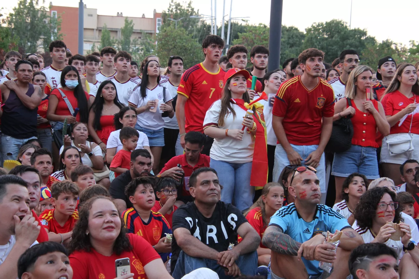 Oscenses animando a la Selección Española en la final del Mundial de Fútbol 2026. Foto Carlos Neofato