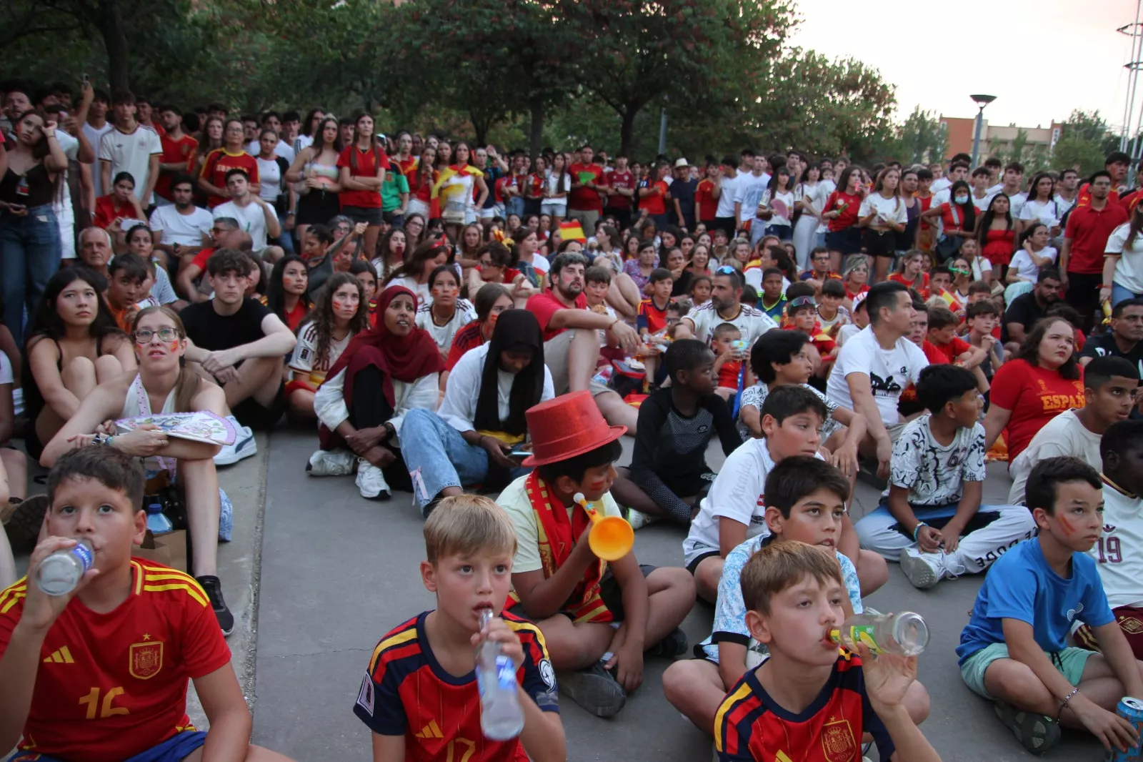Oscenses animando a la Selección Española en la final del Mundial de Fútbol 2026. Foto Carlos Neofato
